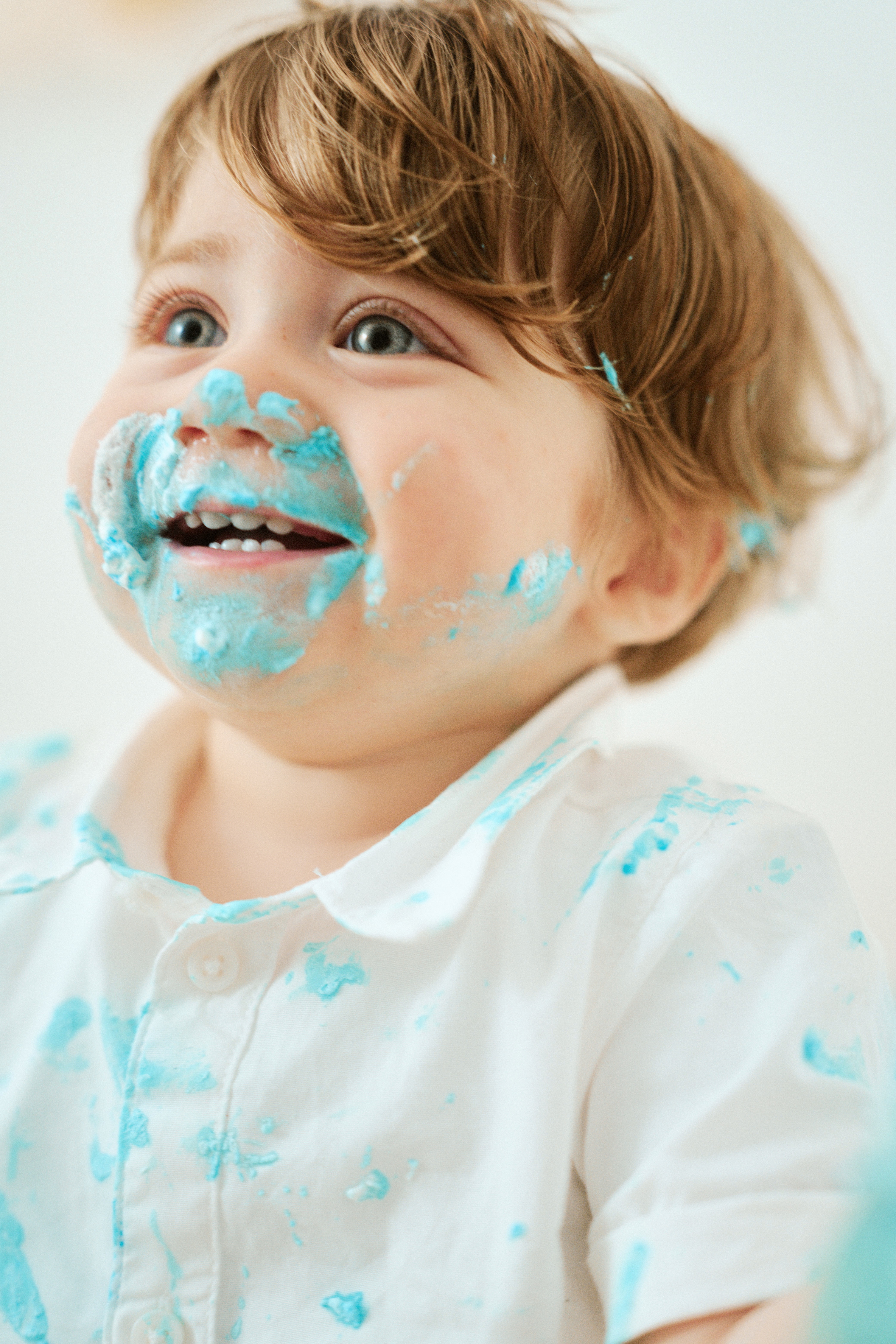 Bambino con la faccia sporca di panna durante il servizio smash cake a Siracusa