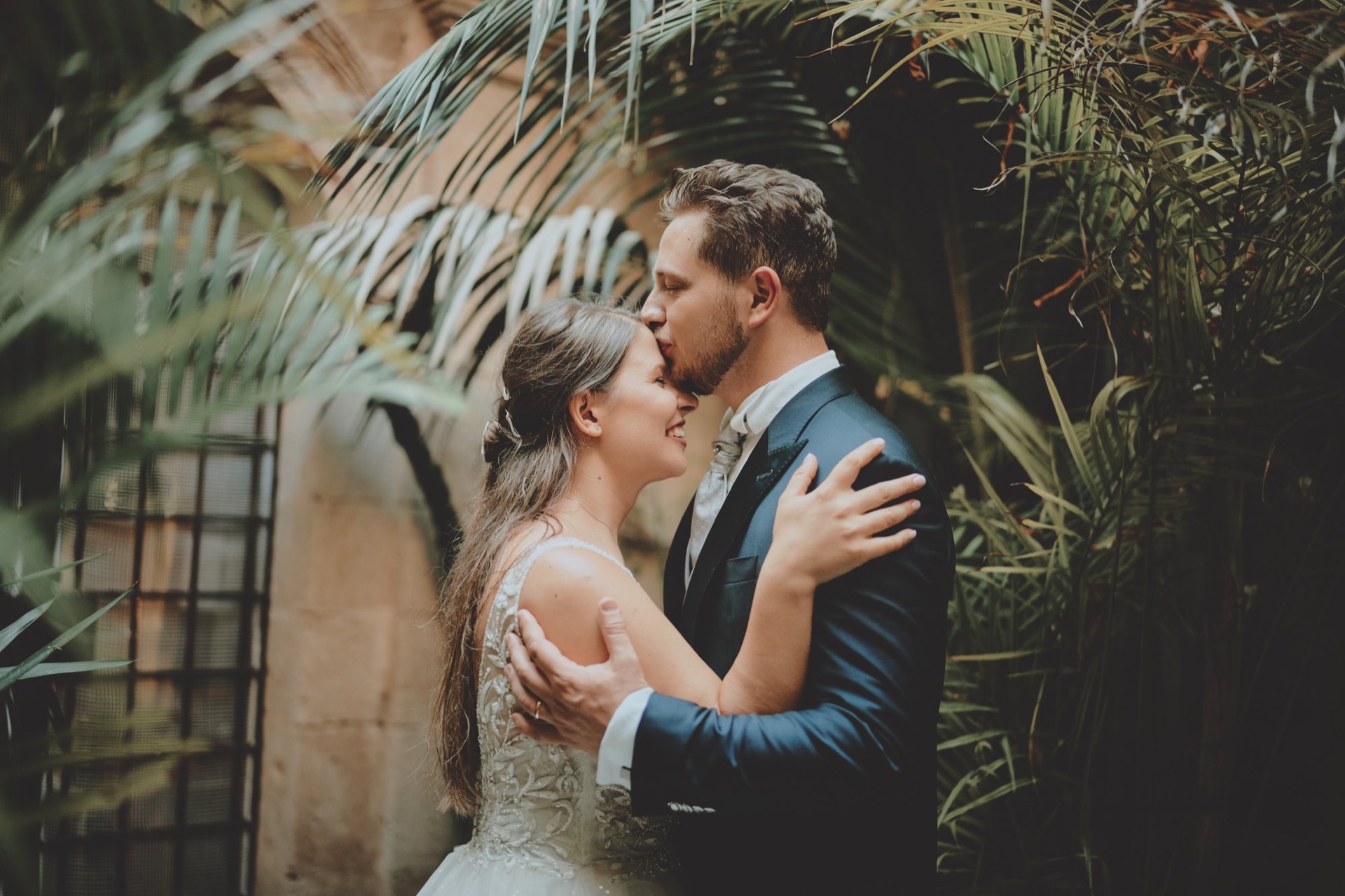 Sposi che si baciano, fotografia di matrimonio a Siracusa
