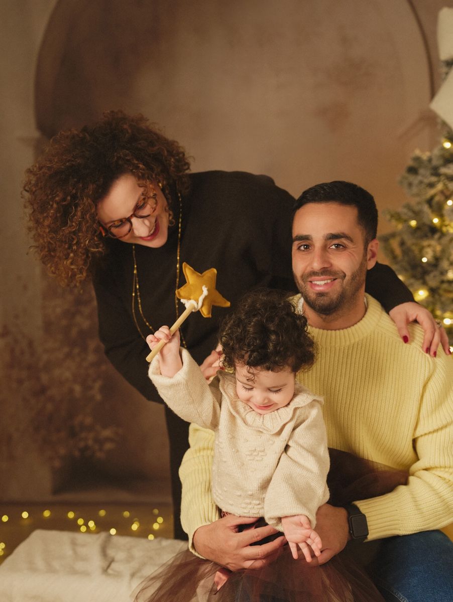 Mini sessione di Natale in studio a Siracusa: mamma, papà e bambina con la bacchetta a stella