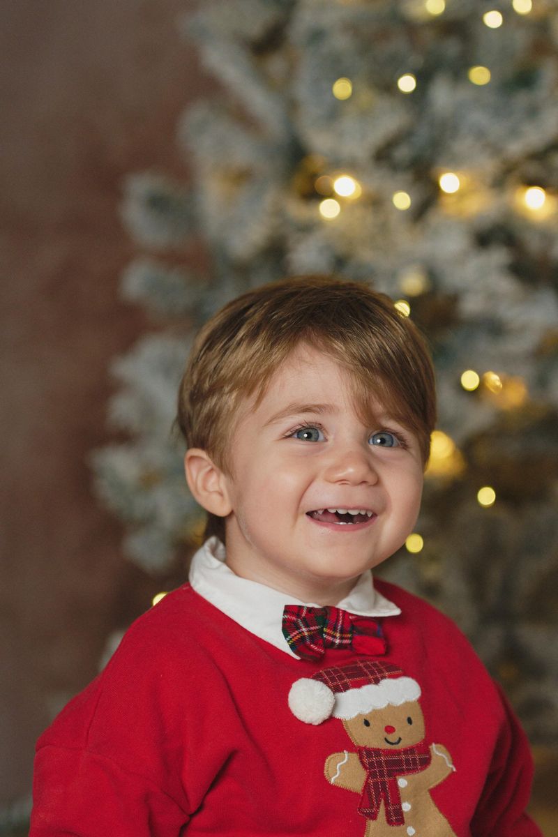 Mini sessione di Natale in studio a Siracusa: primo piano di un bambino sorridente