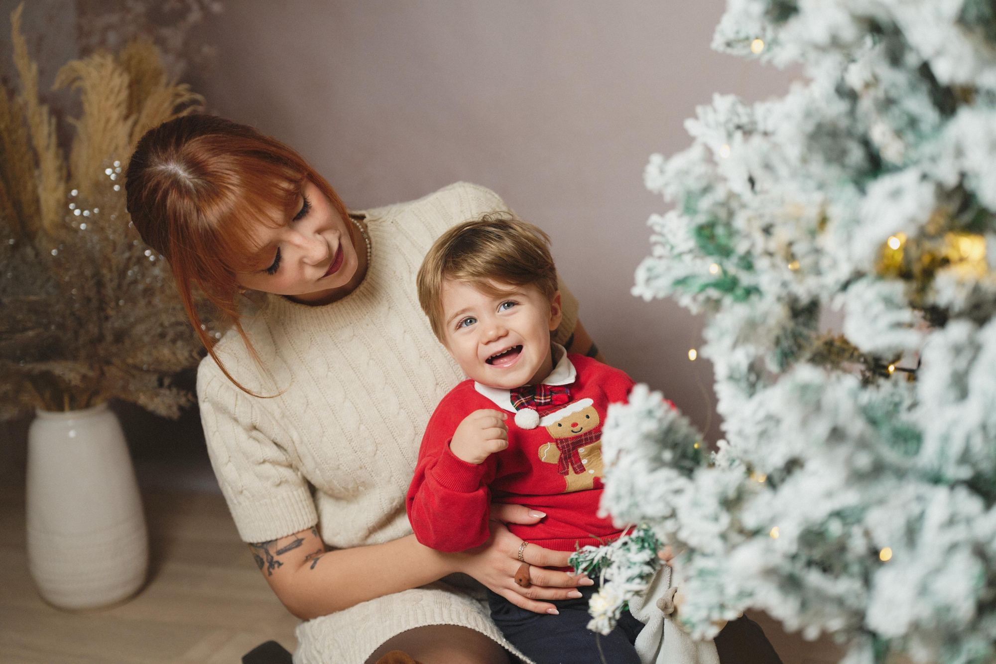 Mamma e bambino durante una mini sessione di Natale in studio a Siracusa