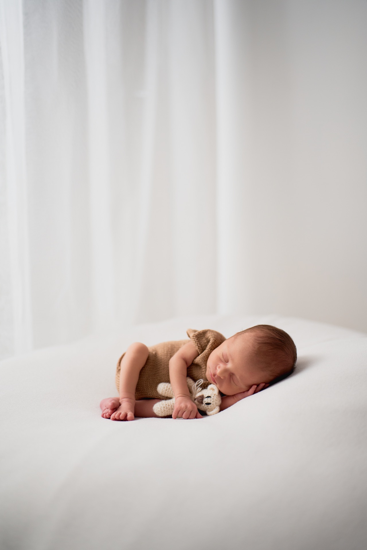 Neonato che dorme durante una sessione newborn in studio a Siracusa