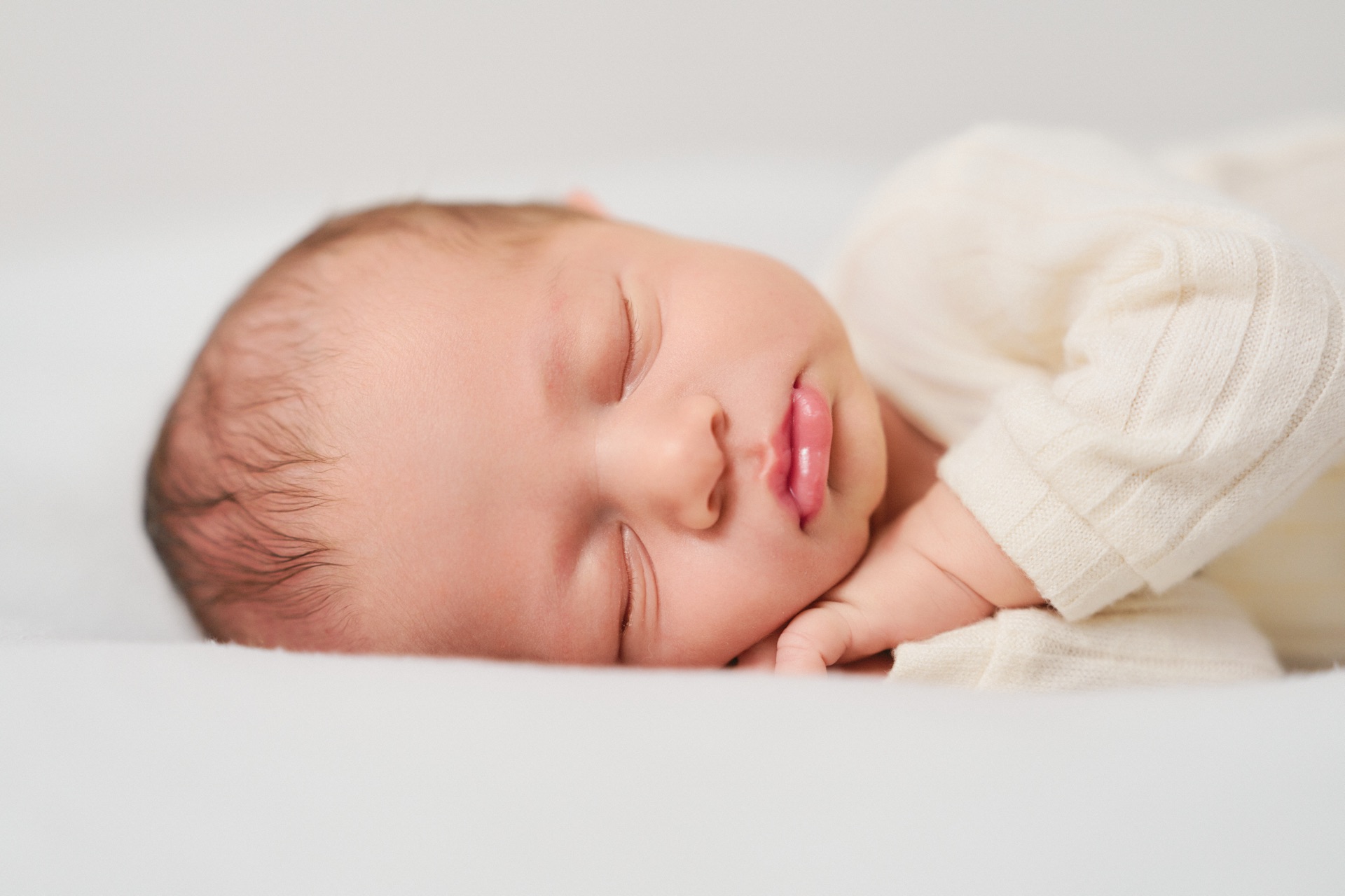 Fotografia newborn, neonato avvolto in studio
