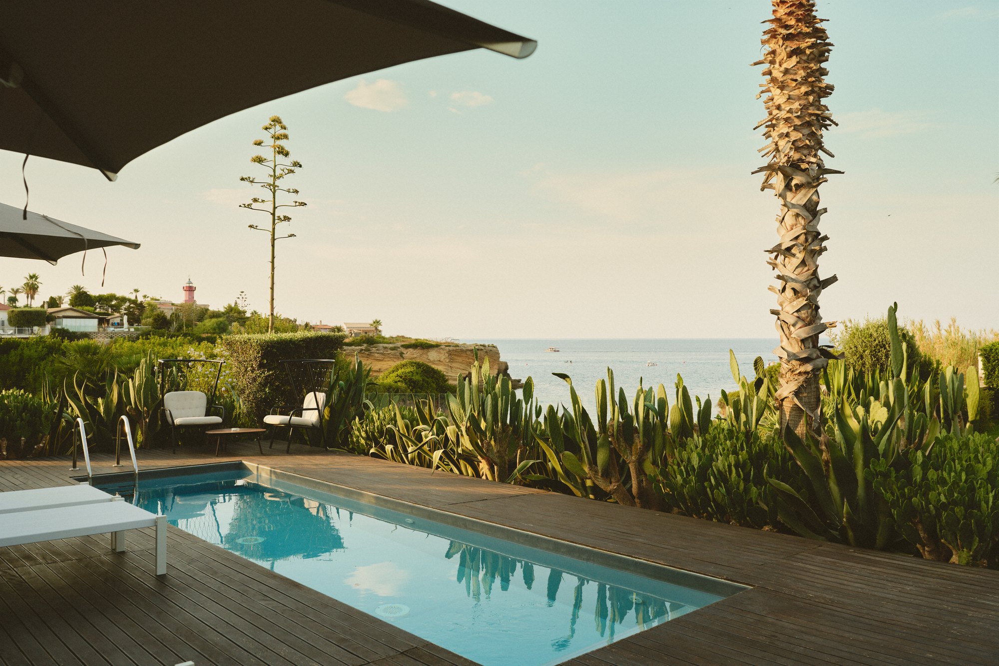Terrasse einer Ferienvilla mit Pool und Meerblick bei Syrakus