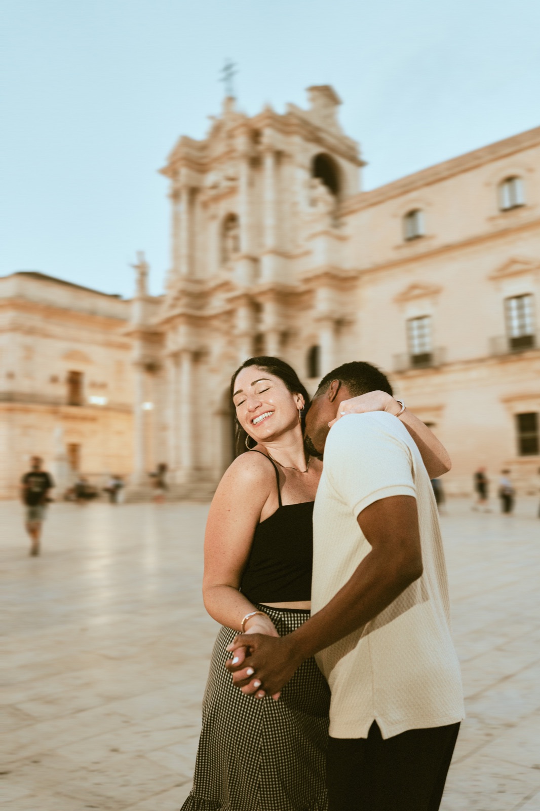 Paarfoto im Vintage-Stil auf der Piazza Duomo, Ortigia, dahinter der Barockdom von Syrakus