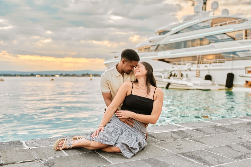 Surprise proposal in Ortigia: engaged couple by the sea at the Marina of Syracuse