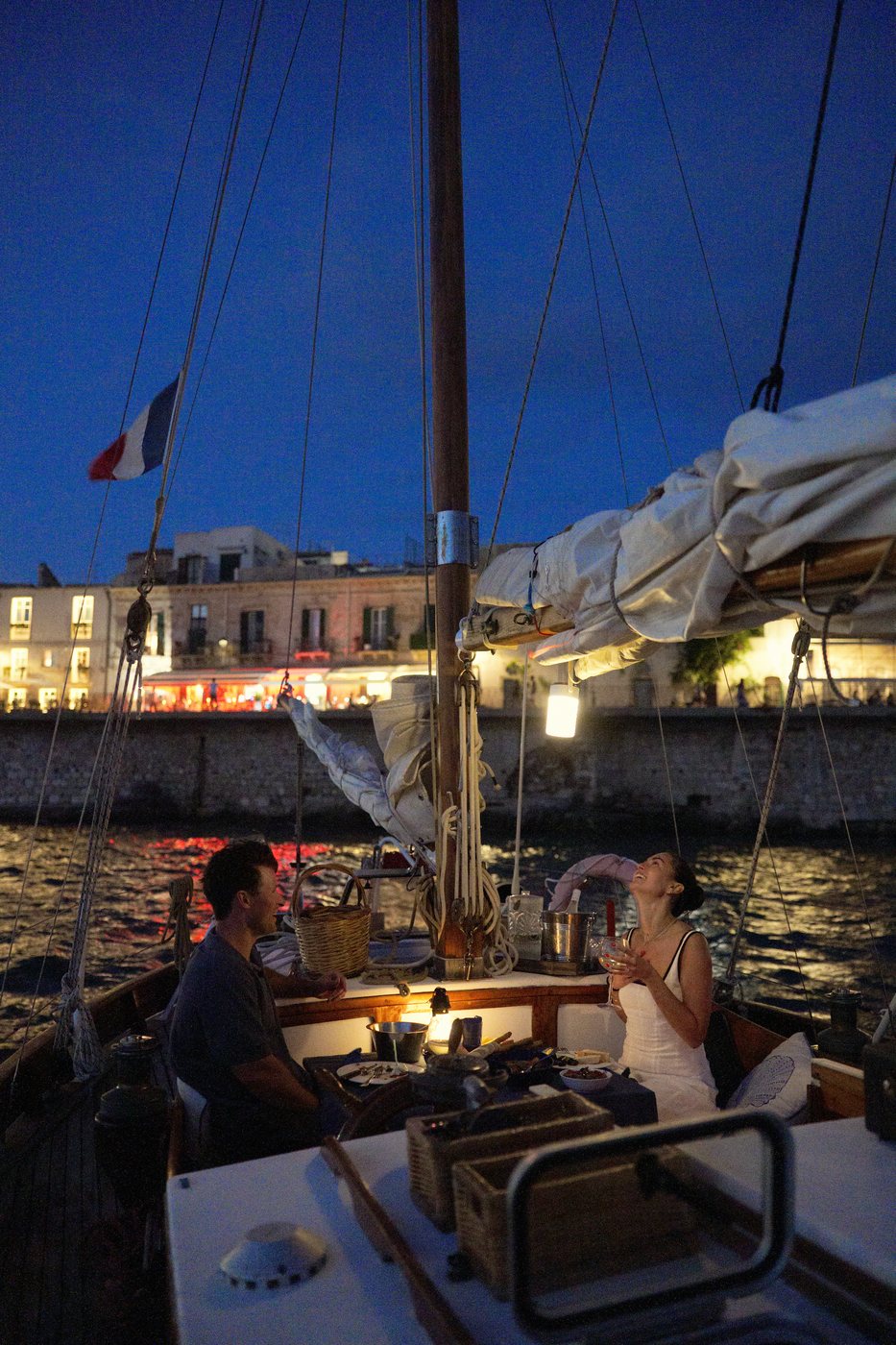 Paar auf einem Boot am Abend in Ortigia, Syrakus