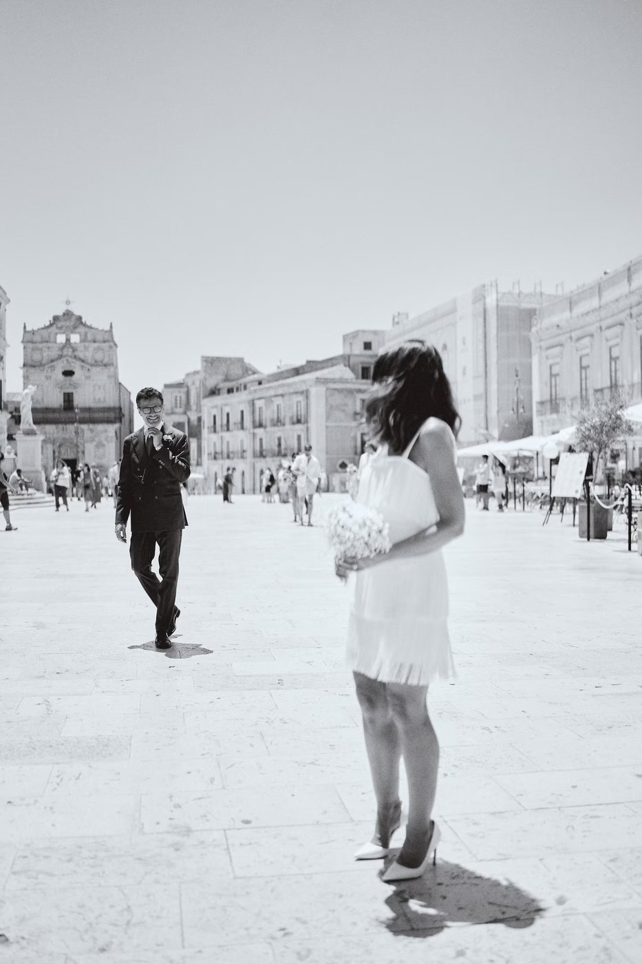 Paar auf der Piazza Duomo, Ortigia, Syrakus